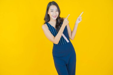 Portre güzel Asyalı kadın gülümsüyor. Renkli arka planda hareket var.