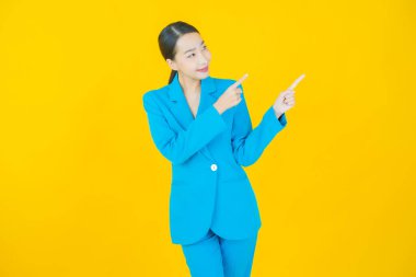 Portre güzel Asyalı kadın gülümsüyor. Renkli arka planda hareket var.