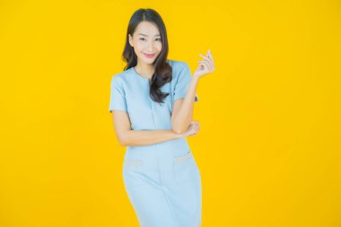 Portre güzel Asyalı kadın gülümsüyor. Renkli arka planda hareket var.