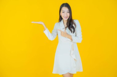 Portre güzel Asyalı kadın gülümsüyor. Renkli arka planda hareket var.