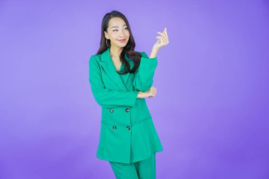 Portre güzel Asyalı kadın gülümsüyor. Renkli arka planda hareket var.