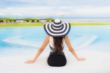 Güzel Asyalı genç kadınların portresi. Mutlu bir gülümseme. Yüzme havuzunda rahatla.