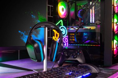 Renkli oyun masası, parlak raimbow güdümlü bilgisayar oyun konsolu fare klavyesi ve direksiyon simidi. esports video oyunları kavramı