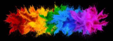 Renkli gökkuşağı holi boya renk pudrası çizimi. Siyah geniş panorama arka planında izole edilmiş parlak renkler.