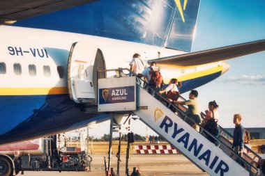 Valencia, İspanya - 15 Eylül 2020: Ryanair uçağına arka kapıdan binen yolcular