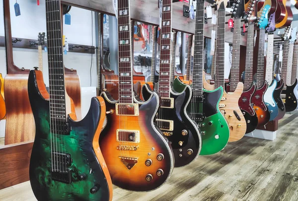 Una Fila Guitarras Eléctricas Cuerpo Sólido Colgando Expositor Una Tienda —  Fotos de Stock