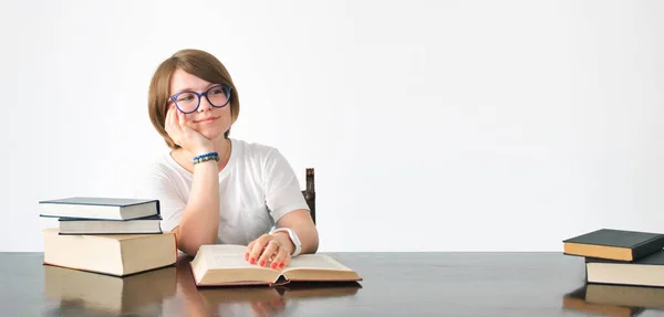 Egy Fiatal Intelligens Ihletett Diáklány Tanul Könyvekkel Asztalon Ihletről Álmodozik — Stock Fotó