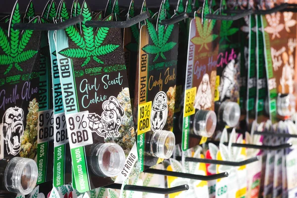 Eine Reihe Von Cbd Produkten Wird Einem Cannabis Geschäft Ausgestellt — Stockfoto