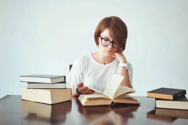 Egy Fehér Fehér Fiatal Tinédzser Lány Ült Egy Íróasztalnál Könyveket — Stock Fotó