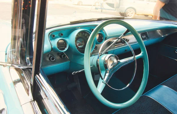 Klasik Bir Arabanın Koltuğu Direksiyonu Pencereden Içeri Bakıyor — Stok fotoğraf