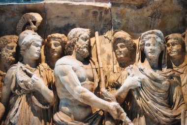 Güney İtalya 'da Benevento' da antik bir Roma zafer kemeri olan Trajan Kemeri 'nden yardım heykelleri.