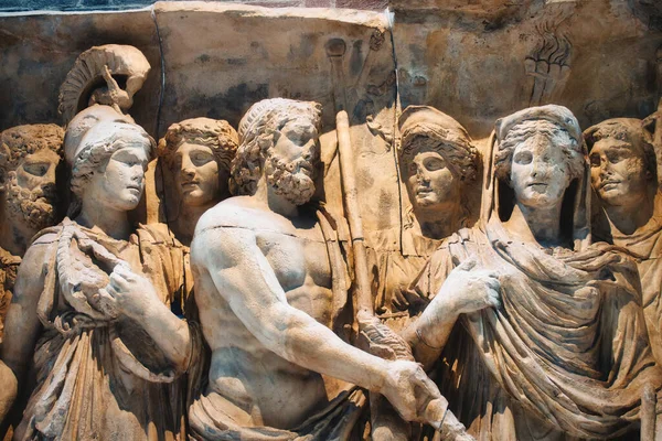 이탈리아 베네벤토에 선문이었던 트라야누스 아치의 돋을새김 조각품 — 스톡 사진