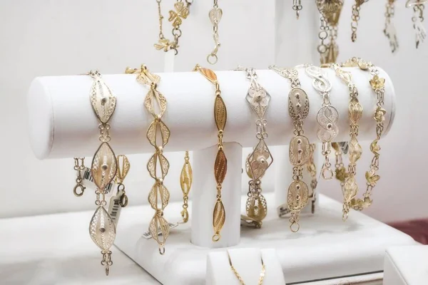 在一间珠宝店展出的一套金银珠宝女用手镯 — 图库照片