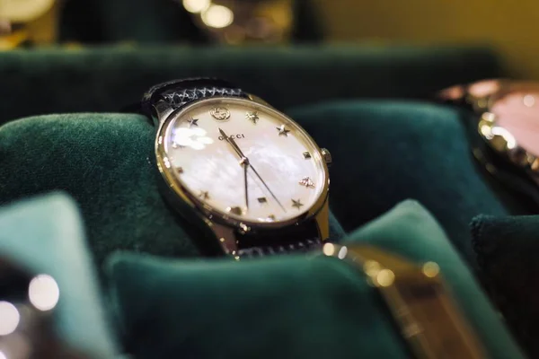 Nahaufnahme Einer Luxuriösen Gucci Armbanduhr Auf Einem Grünen Kissen Einer — Stockfoto