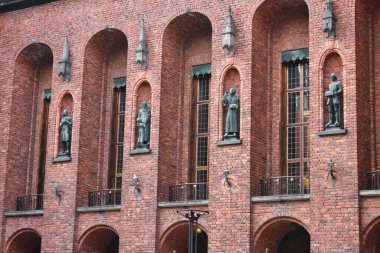 Stockholm, İsveç 'teki Kungsholmen Adası' ndaki belediye binasının duvarları içindeki heykeller.