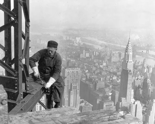 美国纽约 1930年 一名中年白人单身男子独自在纽约一幢高楼的钢梁上工作 背后可见帝国大厦 刘易斯 — 图库照片#