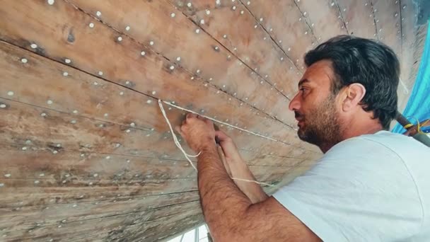 Homem Meia Idade Jovem Trabalhando Casco Barco Colocando Calafetar Algodão — Vídeo de Stock