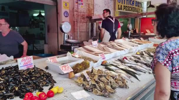 Συρακούσες Ιταλία Αυγούστου 2023 Ένας Πάγκος Ψαριών Μια Πολυσύχναστη Υπαίθρια — Αρχείο Βίντεο