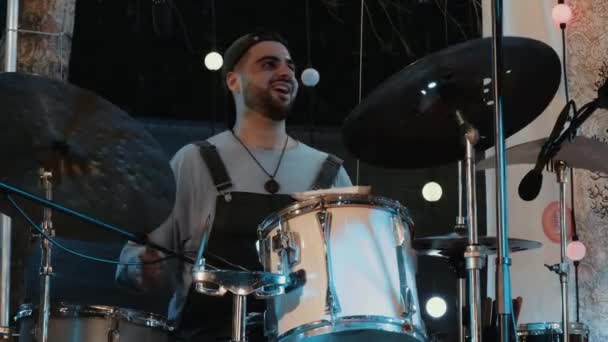 무대에서 밴드에서 드럼을 코카서스 — 비디오