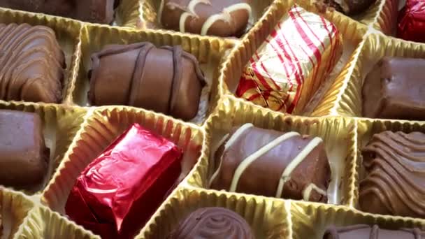 Közelkép Egy Doboz Tejcsokoládéról Ami Körkörös Mozdulattal Lassan Forog — Stock videók