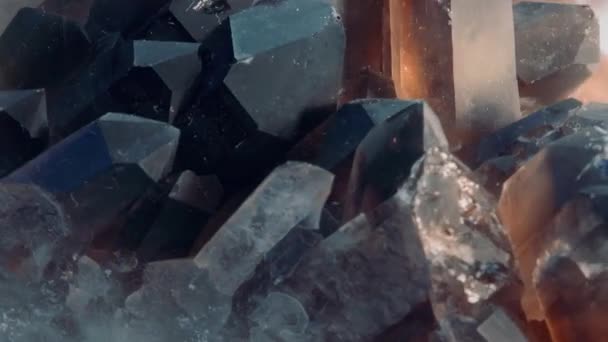 Filmik Makro Zbliżeniem Odłamków Krystalicznego Zadymionego Kwarcu Obracających Się Powoli — Wideo stockowe