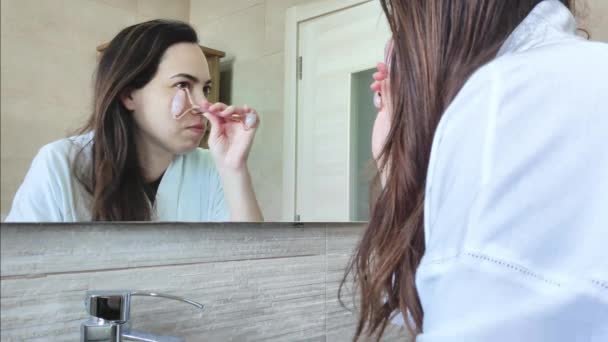 Atrakcyjna Biała Kobieta Używająca Jadeitowego Wałka Twarzy Przed Lustrem Łazience — Wideo stockowe
