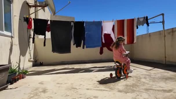 Linda Niña Montando Bicicleta Pedal Techo Una Casa Doméstica Barrio — Vídeos de Stock