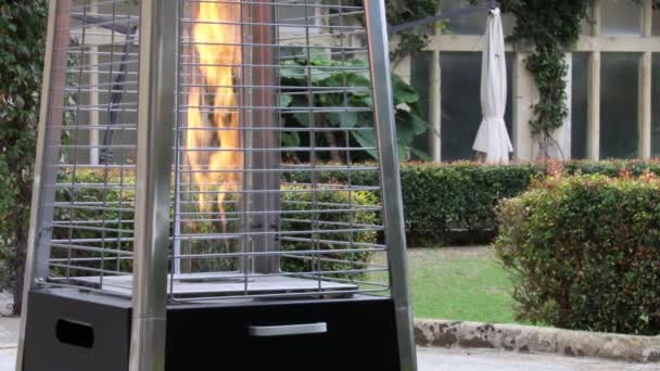 室外庭院加热器 带有金属丝网格栅的金字塔形状 气体火焰加热室外露台区域 — 图库视频影像