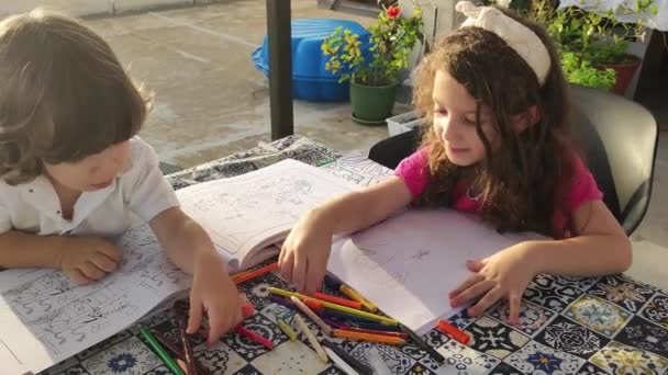 Пара Милих Білих Кавказьких Дітей Навчаються Малюють Розфарбовують Кольоровими Олівцями — стокове відео