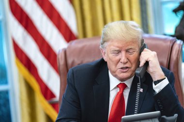 Washington DC, ABD - Eylül 04 2019: ABD Başkanı Donald Trump 'ı Beyaz Saray Oval Ofisi' nde telefonla konuşurken yakın çekim