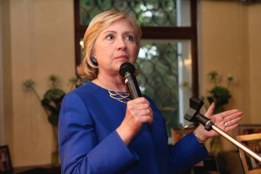 Washington, ABD - 08 Mart 2016: Hillary Clinton bir mikrofon tutuyor ve konuşma yapıyor