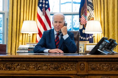 Washington DC, ABD - 24 Ocak 2023, ABD Başkanı Joe Biden, Beyaz Saray Oval Ofisi 'nde telefonla konuşuyor