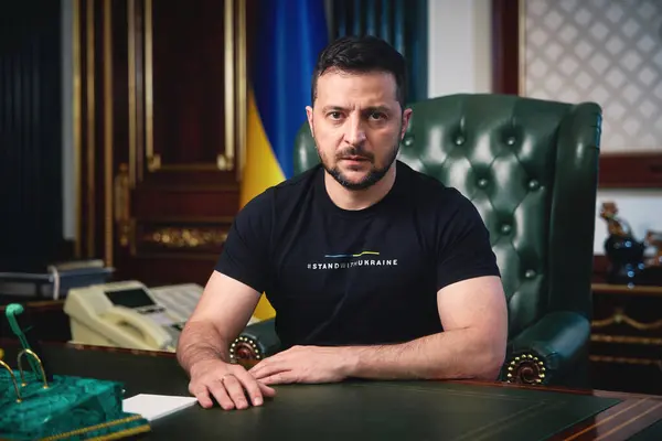 Kiev, Ukrayna - 22 Eylül 2022: Ukrayna Cumhurbaşkanı Volodymyr Zelenskyy kameraya bakan başkanlık ofisinde masasında oturuyor