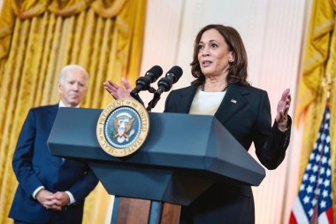 Washington D.C., ABD - 24 Ekim 2022: Kamala Harris Beyaz Saray 'ın Doğu Odası' ndaki başkanlık kürsüsünden medyaya seslendi