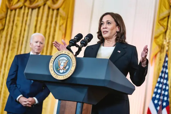 Washington D.C., ABD - 24 Ekim 2022: Kamala Harris Beyaz Saray 'ın Doğu Odası' ndaki başkanlık kürsüsünden medyaya seslendi