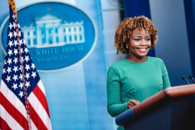 Washington D.C., ABD - 28 Ağustos 2023: Beyaz Saray basın sözcüsü Karine Jean-Pierre brifing odasında podyumun arkasında gülümsüyor