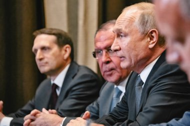 Sochi, Rusya - 14 Mayıs 2019: Vladimir Putin ve kabine üyeleri toplantı masasında oturuyorlar