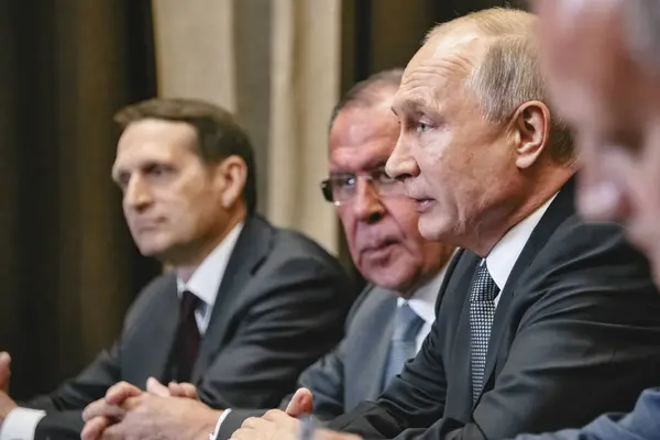 Sochi, Rusya - 14 Mayıs 2019: Vladimir Putin ve kabine üyeleri toplantı masasında oturuyorlar