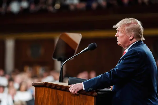Washington D.C., ABD - 4 Şubat 2020: Donald Trump podyumun arkasında büyük bir izleyici kitlesi önünde konuşma yapıyor