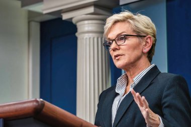 Washington D.C., ABD - 23 Ocak 2023: Jennifer Granholm - ABD Enerji Bakanı, Beyaz Saray 'da bir podyumun arkasındaki mikrofona konuşuyor.