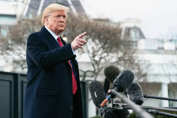 Washington, D.C., ABD - 28 Şubat 2020: Başkan Donald Trump önünde bir çok mikrofonla basın mensuplarına seslenerek sorularını yöneltti