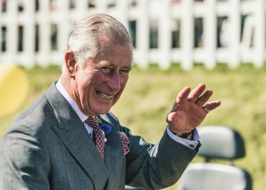 Londra, İngiltere - 14 Eylül 2017: Charles III, Galler Prensi, takım elbise giymiş, gülümseyen ve el sallayan