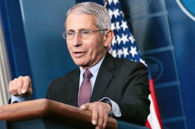 Washington D.C., ABD - 22 Nisan 2020: Dr. Anthony S. Fauci Beyaz Saray Basın Brifing Odası 'nda bir podyumun arkasında konuşuyor