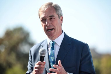 Tempe, Arizona, ABD - 27 Ekim 2020: Nigel Farage halka açık bir etkinlikte bir mikrofona konuşuyor