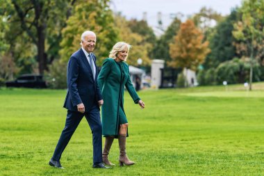 Washington D.C., ABD - 24 Ekim 2022: Joe ve Jill Biden Beyaz Saray 'ın önündeki çimlerde yürüyorlar