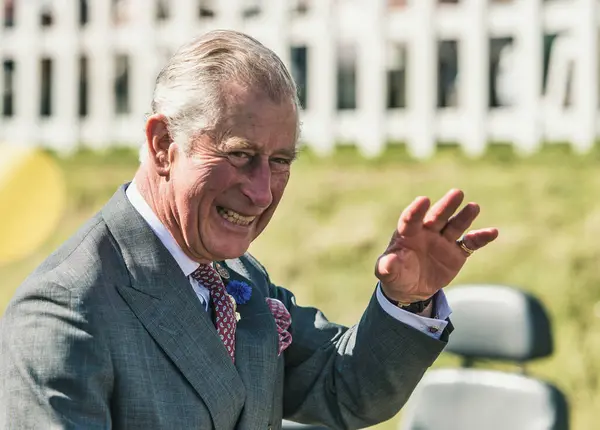 Londra, İngiltere - 14 Eylül 2017: Charles III, Galler Prensi, takım elbise giymiş, gülümseyen ve el sallayan