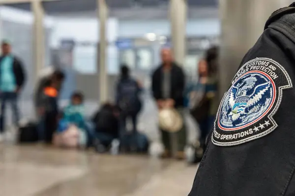 San Diego, California, ABD - 23 Kasım 2018: San Ysidro Limanı 'ndaki CBP memurları tarafından kabul edilemez yabancılar - pasaport kontrol noktası