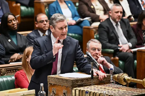 Londra, İngiltere - 07 Şubat 2024: Keir Starmer, Westminster Sarayı 'ndaki İngiliz Parlamentosu' nda konuşuyor ve el kol hareketi yapıyor