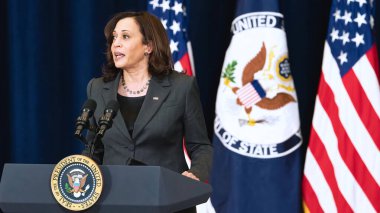 Washington D.C., ABD - 4 Şubat 2021: Kamala Harris siyasi bir etkinlikte açıklama yaptı