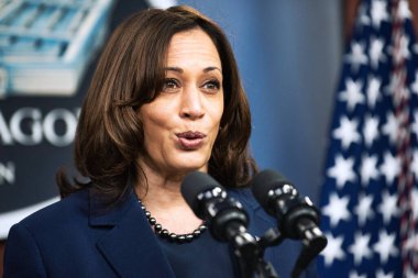 Washington D.C., ABD - 10 Şubat 2021: Kamala Harris Pentagon 'da mikrofon başında konuşuyor